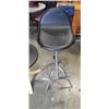 Image 2 : SMALL ACCENT TABLE AND ADJUSTABLE BAR STOOL