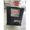 Image 5 : REVOLUTION CANDY VENDING MACHINE W/ KEYS