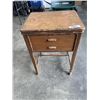 Image 6 : VINTAGE SEWING MACHINE IN TABLE