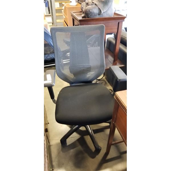 MESH BACK ADJUSTABLE OFFICE CHAIR