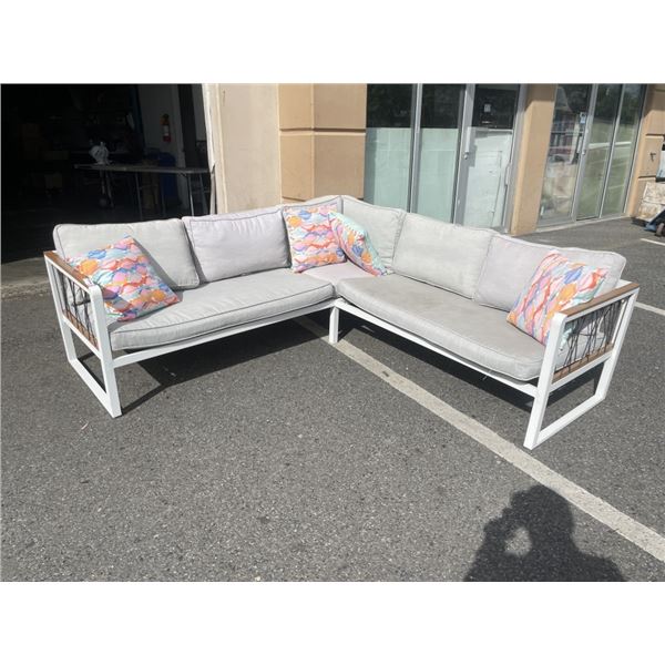 L SHAPE OUTDOOR PATIO SECTIONAL WITH THROW CUSHIONS, IN GOOD CONDITION