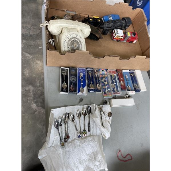 TRAY OF VINTAGE COLLECTIBLES, ROTARY PHONE, TRAIN, PULLEY