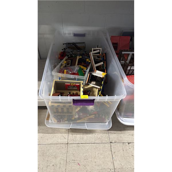 TOTE OF ASSORTED PLAYMOBIL BUILDING TOYS & ACCESSORIES