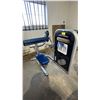 Image 2 : LIFE FITNESS CIRCUIT SERIES BICEPS CURL MACHINE