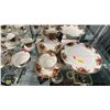 Image 2 : COLLECTION OF VINTAGE ROYAL ALBERT "OLD COUNTRY ROSES" CHINA