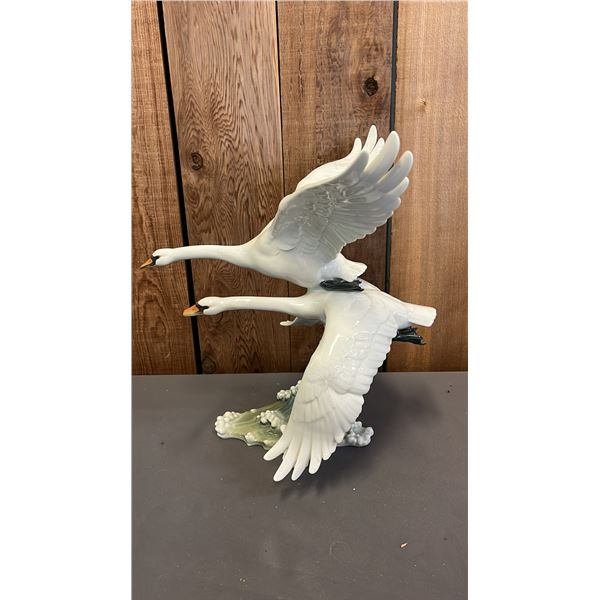 VINTAGE HUTSCHENREUTHER WHITE PORCELAIN "SWANS IN FLIGHT" DESIGNED BY HANS ACHTZIGER