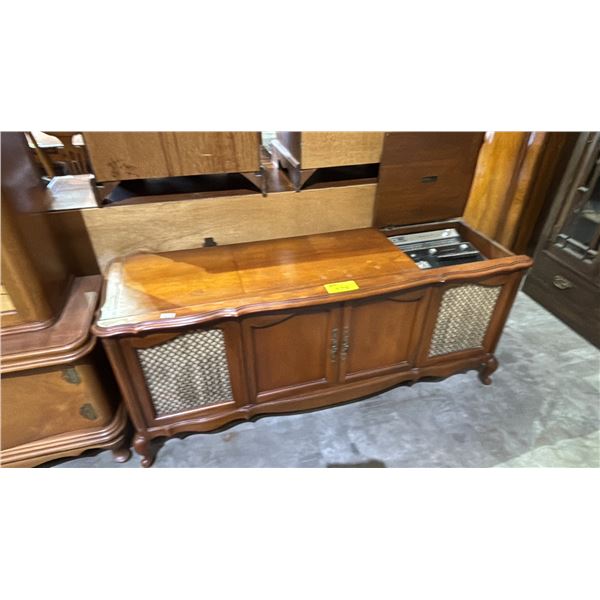 VINTAGE VICTORCRAFT 2 DOOR STEREO CABINET WITH RCA STEREO AND TURNTABLE