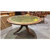 Image 3 : VINTAGE REGENCY STYLE ROUND LEATHER LEATHER TOP PEDESTAL TABLE ON CASTERS (21" TALL)