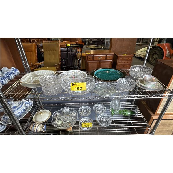 SHELF OF ASSORTED VINTAGE GLASSWARE