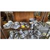 Image 1 : SHELF OF HUTSCHENREUTHER "BLUE ONION" CHINA