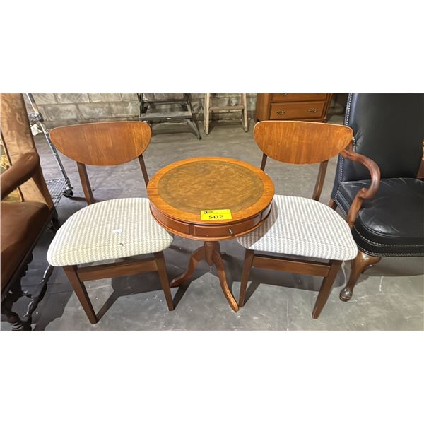 LEATHER TOP PEDESTAL DRUM SIDE TABLE WITH 2 CHAIRS