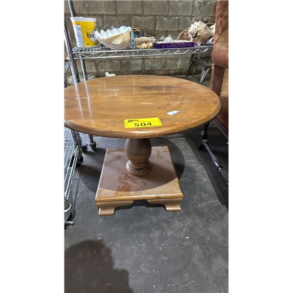 ROUND WOOD SIDE TABLE WITH PEDESTAL BASE