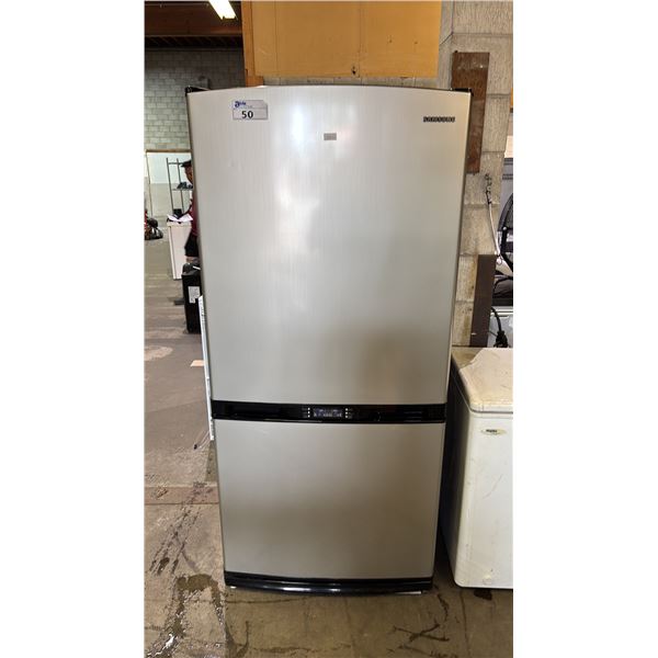 SAMSUNG 32" WIDE STAINLESS STEEL SWING DOOR FRIDGE WITH BOTTOM FREEZER DOOR & CHILD LOCK