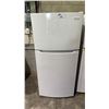 Image 1 : FRIGIDAIRE 28" WIDE SWING DOOR APARTMENT SIZE FRIDGE WITH TOP FREEZER