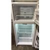 Image 2 : FRIGIDAIRE 28" WIDE SWING DOOR APARTMENT SIZE FRIDGE WITH TOP FREEZER