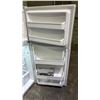 Image 3 : FRIGIDAIRE 28" WIDE SWING DOOR APARTMENT SIZE FRIDGE WITH TOP FREEZER