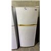 Image 1 : WHIRLPOOL 24" WIDE SWING DOOR APARTMENT SIZE FRIDGE WITH TOP FREEZER