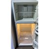Image 2 : WHIRLPOOL 24" WIDE SWING DOOR APARTMENT SIZE FRIDGE WITH TOP FREEZER