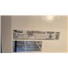 Image 4 : WHIRLPOOL 24" WIDE SWING DOOR APARTMENT SIZE FRIDGE WITH TOP FREEZER