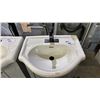 Image 3 : 24" BATHROOM VANITY WITH OVAL BASIN SINK