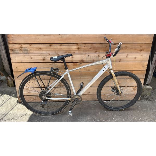 NO NAME 9-SPEED BICYCLE *BRAKES DON'T WORK*