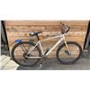 Image 1 : NO NAME 9-SPEED BICYCLE *BRAKES DON'T WORK*