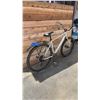 Image 3 : NO NAME 9-SPEED BICYCLE *BRAKES DON'T WORK*
