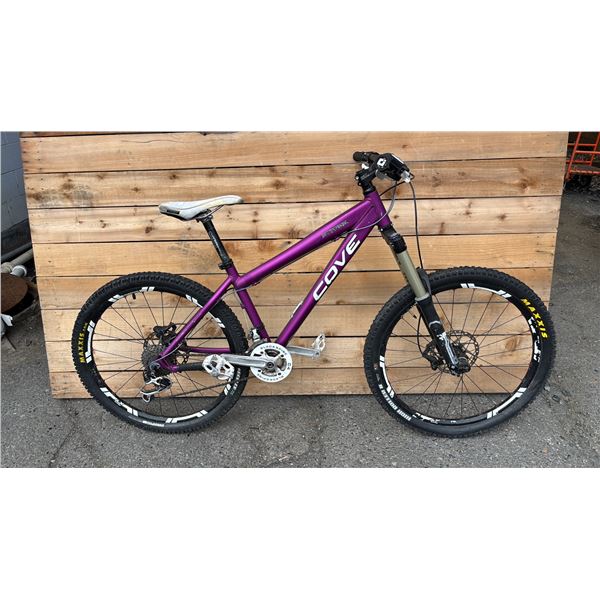 COVE STIFFEE 18 SPEED BICYCLE *BRAKES DON'T WORK*
