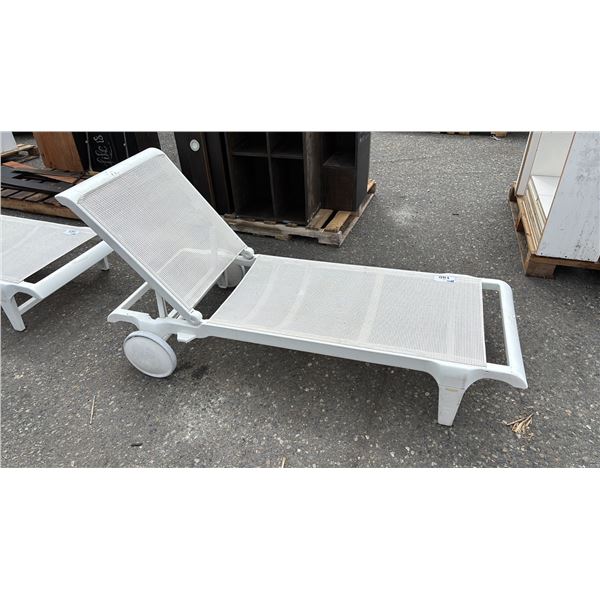 FOLDING OUTDOOR LOUNGE CHAIR