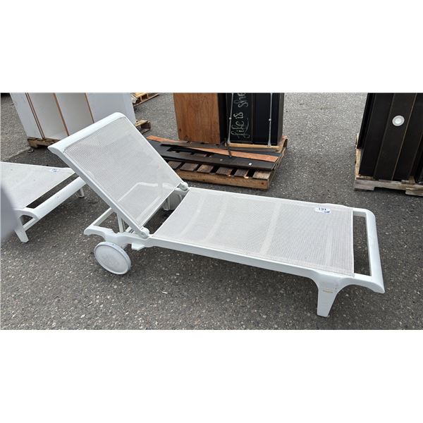 FOLDING OUTDOOR LOUNGE CHAIR