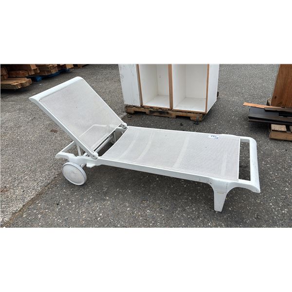 FOLDING OUTDOOR LOUNGE CHAIR