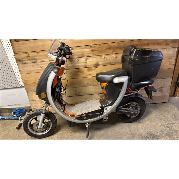 LOOP ELECTRIC SCOOTER *NO BATTERY/NO PLATE/WORKING CONDITION UNKNOWN*