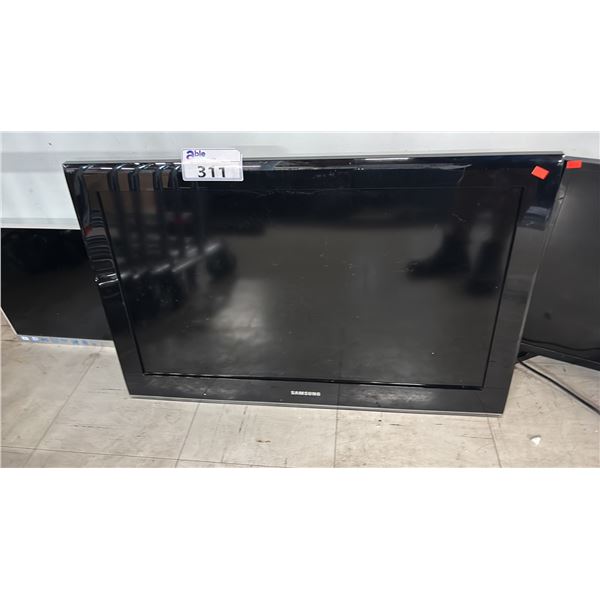SAMSUNG 32" 1080P FLAT SCREEN TV, HP PAVILION 25" MONITOR  *NO POWER CABLES OR CONNECTORS*