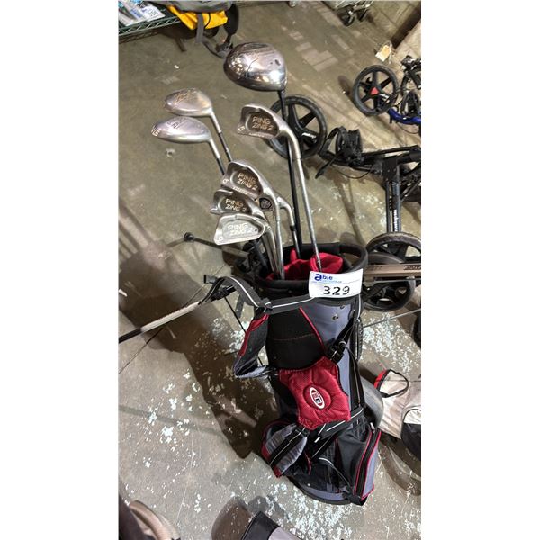 USKG GOLF BAG WITH ASSORTED RH GOLF CLUBS