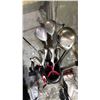Image 2 : USKG GOLF BAG WITH ASSORTED RH GOLF CLUBS