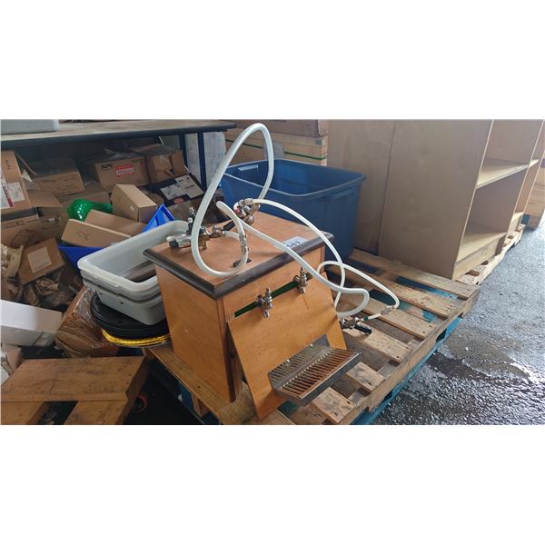 CUSTOM BUILT COLEMAN COOLER DUAL NOZZLE KEGERATOR WITH WOOD COVER AND DRIP TRAY, DIRTY DISH BASINS