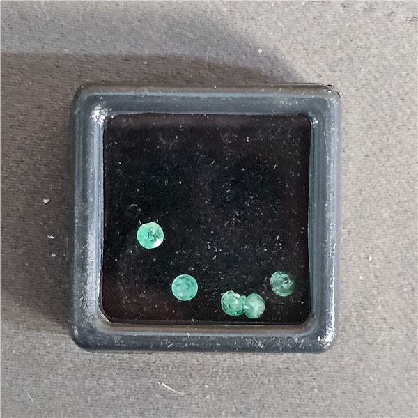 ASSORTED GREEN EMERALDS: APPROX. 0.5CT