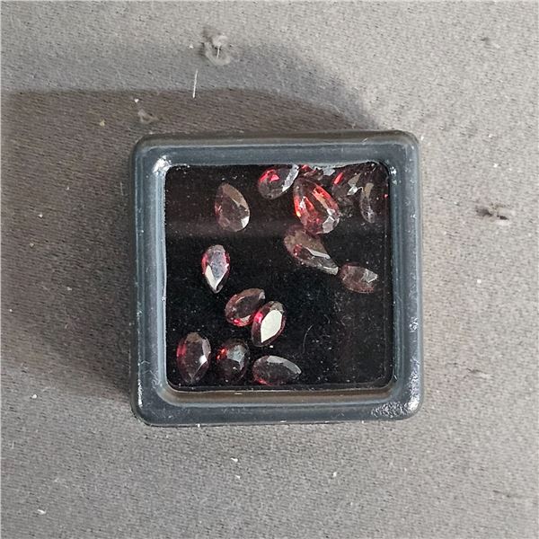 ASSORTED RED OVAL RUBIES: APPROX. 5.25 CT