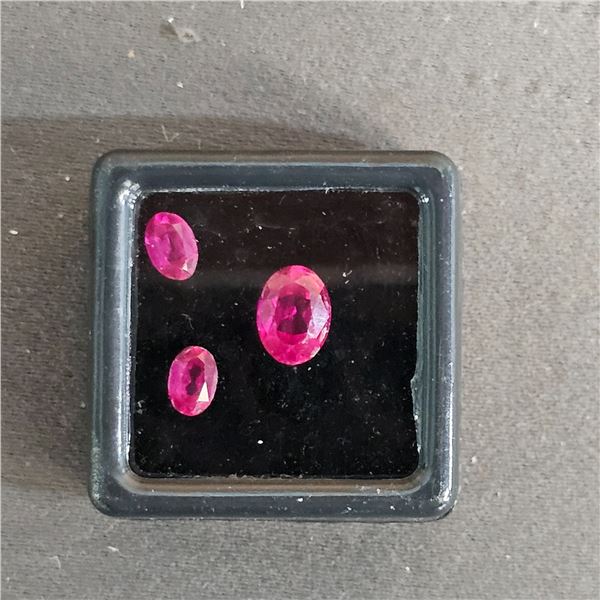 3 RED OVAL RUBIES: APPROX. 2.5CT