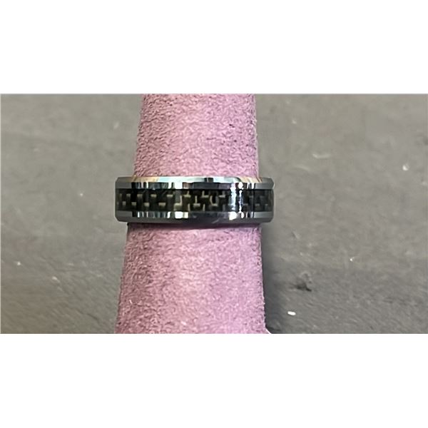 DESIGNER RING: SIZE 7