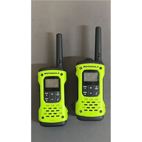 PAIR OF MOTOROLA TALK ABOUT T600 WALKIE-TALKIES