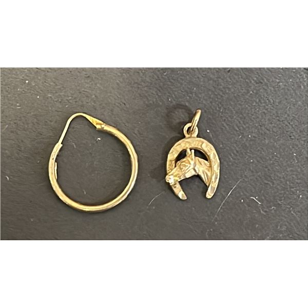 SINGLE 10KT GOLD HOOP & 10KT GOLD HORSE IN HORSESHOE PENDANT