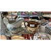 Image 5 : SHELF OF ASSORTED ITEMS INCLUDING; DINNERWARE, GRAVY BOAT, DECORATIVE DISHES & MORE