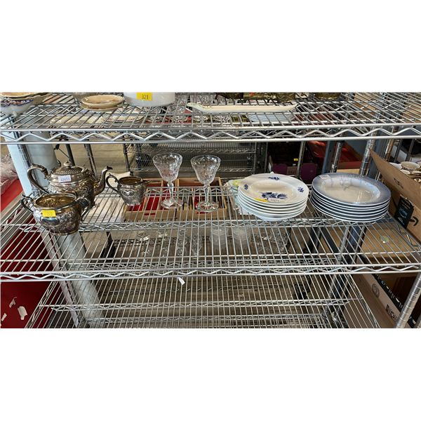 SHELF OF ASSORTED ITEMS INCLUDING; BOWLS, GLASSWARE & SILVER PLATED WARE