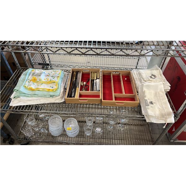 COLLECTION OF ASSORTED CLOTH NAPKINS (SOME LINEN) & (2) CUTLERY TRAYS: 1 TRAY HAS FRENCH IVORY