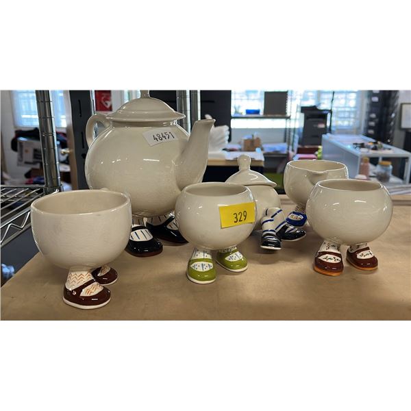 COLLECTION OF VINTAGE CORNING WARE WALKING WARE CHINA