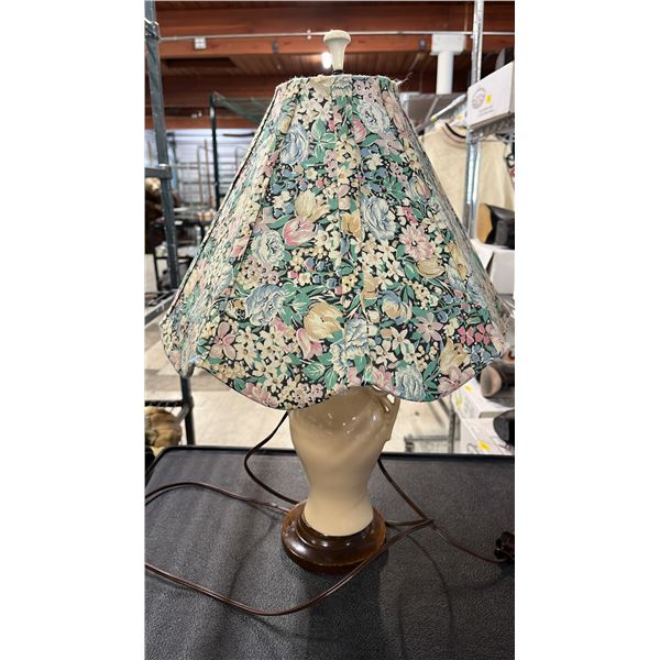 1 VINTAGE CERAMIC TABLE LAMP AND SHADE. APPROX 20 INCHES TALL