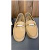 Image 2 : 4 PAIRS SHOES. LADIES SIZE US 9 / EURO 40. LIKE NEW CONDITION