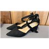 Image 3 : 4 PAIRS SHOES. LADIES SIZE US 9 / EURO 40. LIKE NEW CONDITION
