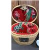 Image 4 : ASIAN PORCELAIN TEAPOT WITH 2 CUPS IN WICKER BASKET *TEAPOT IS MISSING LID*